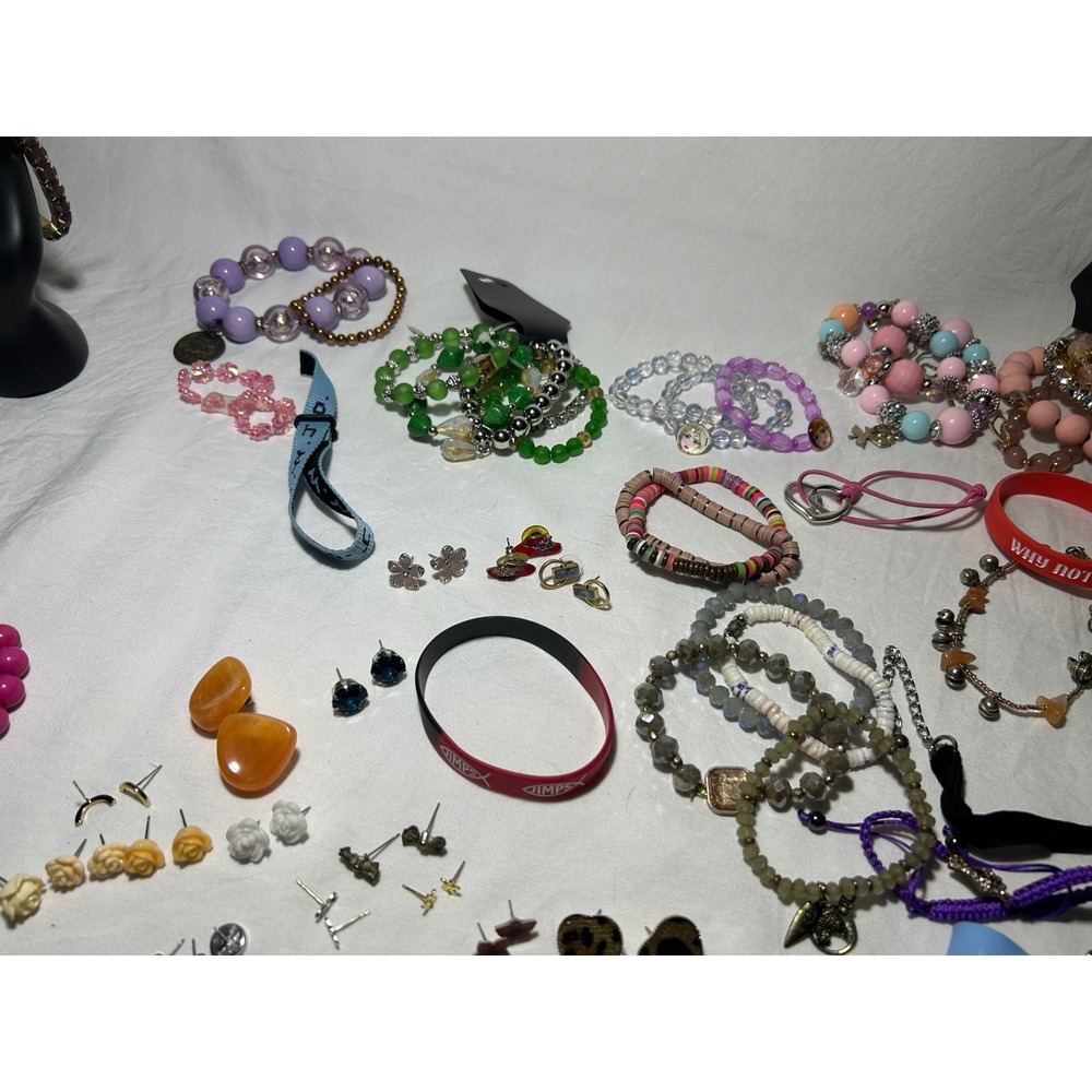 1-2lbs Assorted‎ Women's Jewelry Lot Bracelets Necklaces Earrings Charms Clips - Picture 6 of 9